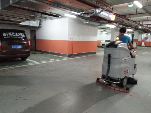物業小區地下室清潔用高效便捷的南甯電動洗地車